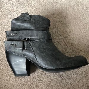 Cute ankle cowgirl boot style.